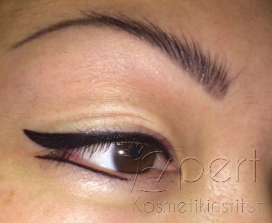 Permanent Make-up Augenlider als dekorativer Eyeliner oben und unten in Berlin